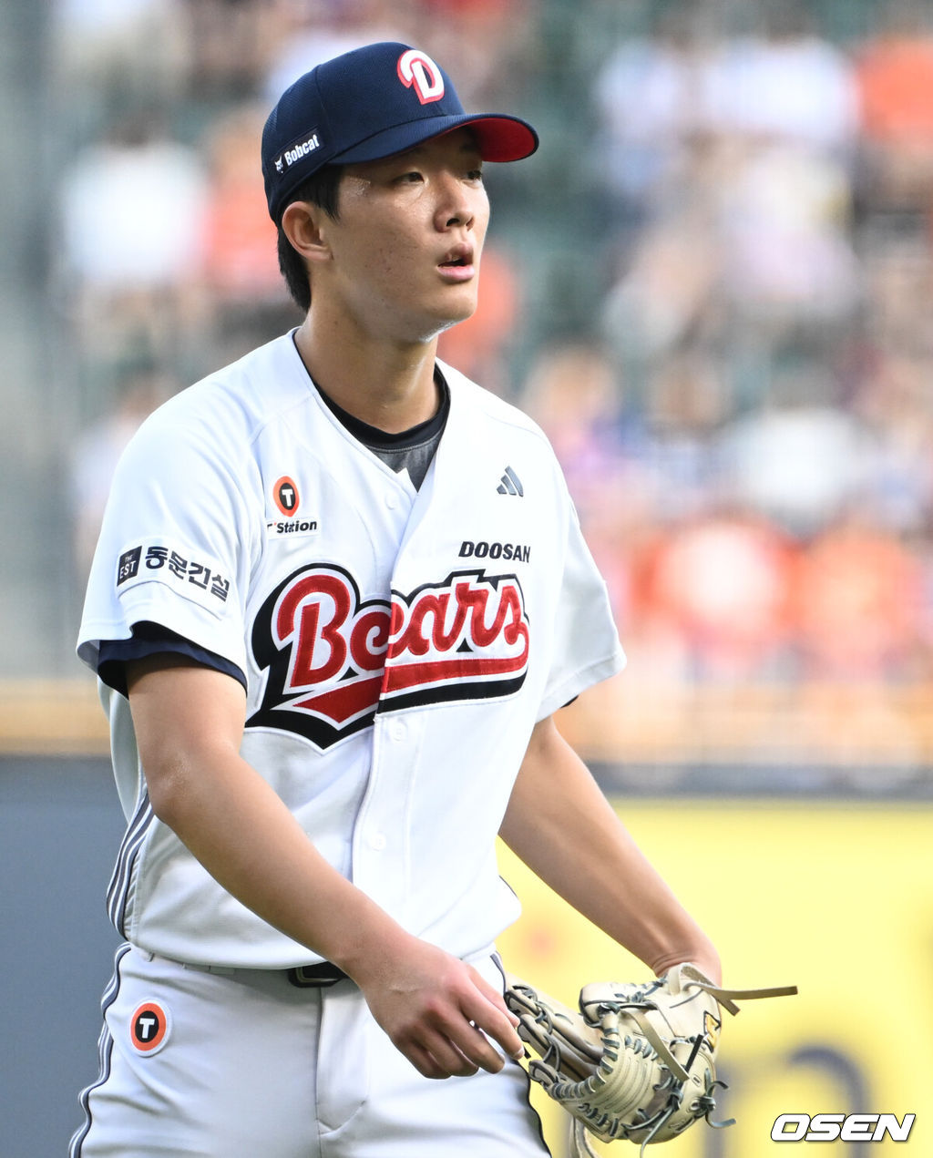 23일 오후 서울 잠실야구장에서 2025 신한 SOL Bank KBO리그 두산 베어스와 한화 이글스의 경기가 열렸다.이날 두산은 최민석, 한화는 황준서를 선발로 내세웠다.1회초 이닝을 마친 두산 최민석이 더그아웃으로 향하고 있다. 2025.07.23 /cej@osen.co.kr