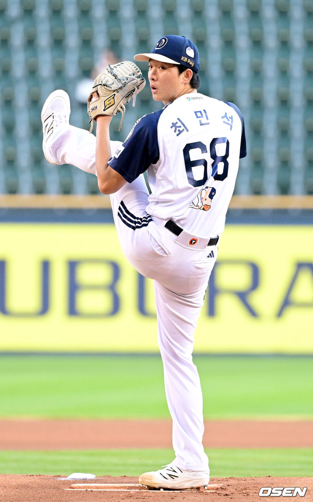 22일 서울 잠실야구장에서 ‘2025 신한 SOL Bank KBO리그’ 두산 베어스와 KT 위즈의 경기가 열렸다.홈팀 두산은 최민석, 방문팀 KT는 헤이수스를 선발로 내세웠다.1회초 두산 선발 최민석이 힘차게 공을 뿌리고 있다. 2025.08.22 / dreamer@osen.co.kr