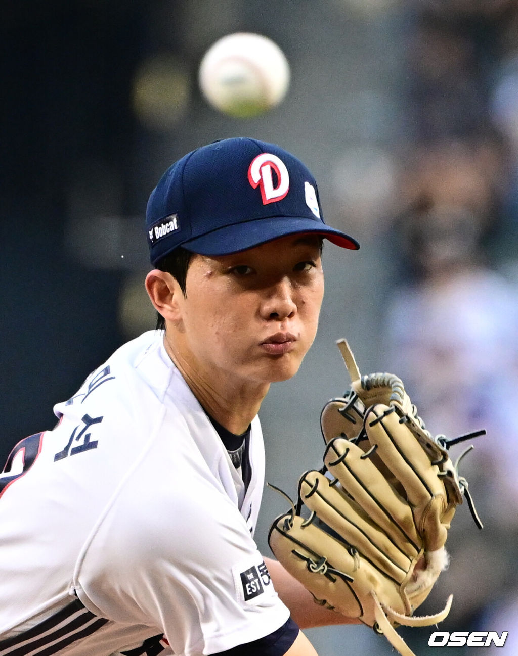 28일 오후 서울 잠실구장에서 ‘2025 신한 SOL Bank KBO리그’ 두산 베어스와 삼성 라이온즈의 경기가 열렸다.두산은 최민석, 삼성은 최원태를 선발로 내세웠다.1회초 두산 선발 최민석이 역투하고 있다. 2025.08.28 /cej@osen.co.kr