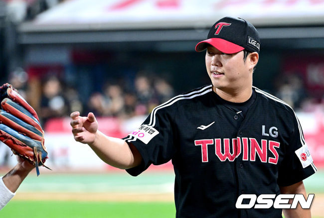 [OSEN=수원, 최규한 기자] 16일 수원 KT위즈파크에서 ‘2025 신한 SOL Bank KBO리그’ KT 위즈와 LG 트윈스의 경기가 열렸다. 홈팀 KT는 헤이수스, 방문팀 LG는 손주영을 선발로 내세웠다. 6회말 KT 공격을 삼자범퇴로 막아낸 LG 투수 함덕주가 더그아웃으로 향하며 동료들과 인사를 나누고 있다. 2025.09.16 / dreamer@osen.co.kr