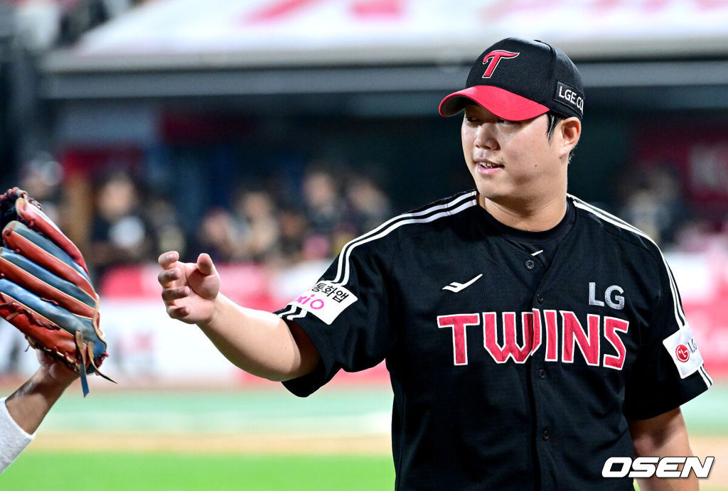 16일 수원 KT위즈파크에서 ‘2025 신한 SOL Bank KBO리그’ KT 위즈와 LG 트윈스의 경기가 열렸다. 홈팀 KT는 헤이수스, 방문팀 LG는 손주영을 선발로 내세웠다. 6회말 KT 공격을 삼자범퇴로 막아낸 LG 투수 함덕주가 더그아웃으로 향하며 동료들과 인사를 나누고 있다. 2025.09.16 / dreamer@osen.co.kr