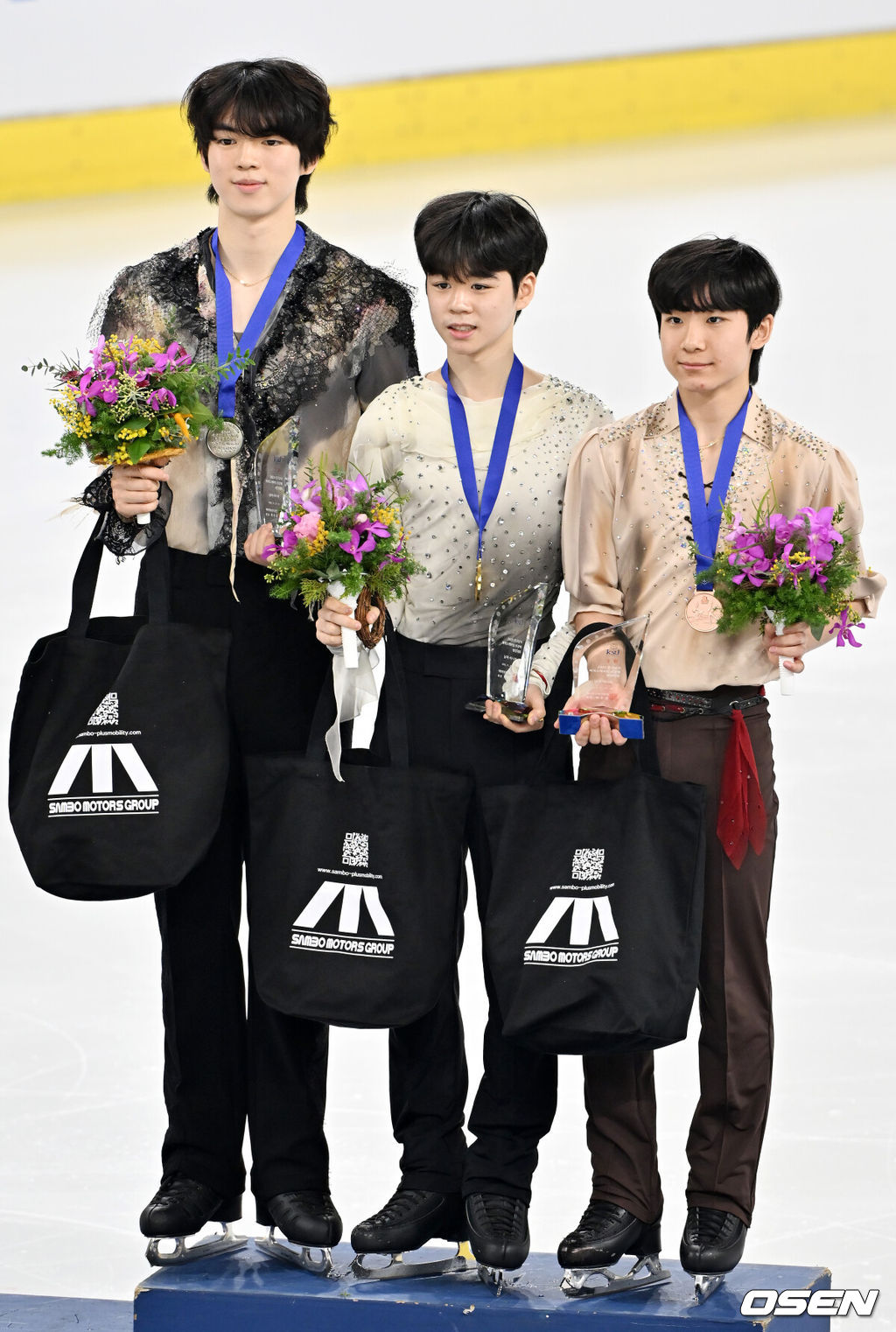 30일 오후 서울 양천구 목동아이스링크장에서 ‘2025 KB금융 전국남녀 피겨스케이팅 회장배 랭킹대회’가 열렸다.이번 대회는 2026 ISU 사대륙 피겨스케이팅 선수권대회 파견선수 선발전과 2026 밀라노 코르티나 동계올림픽대회 1차 선발전, 2025/27 국가대표 1차 선발전으로 진행된다. (왼쪽부터) 남자 시니어 은메달 차준환, 금메달 서민규, 동메달 최하빈이 시상대 위에서 포즈를 취하고 있다. 2025.11.30 / rumi@osen.co.kr