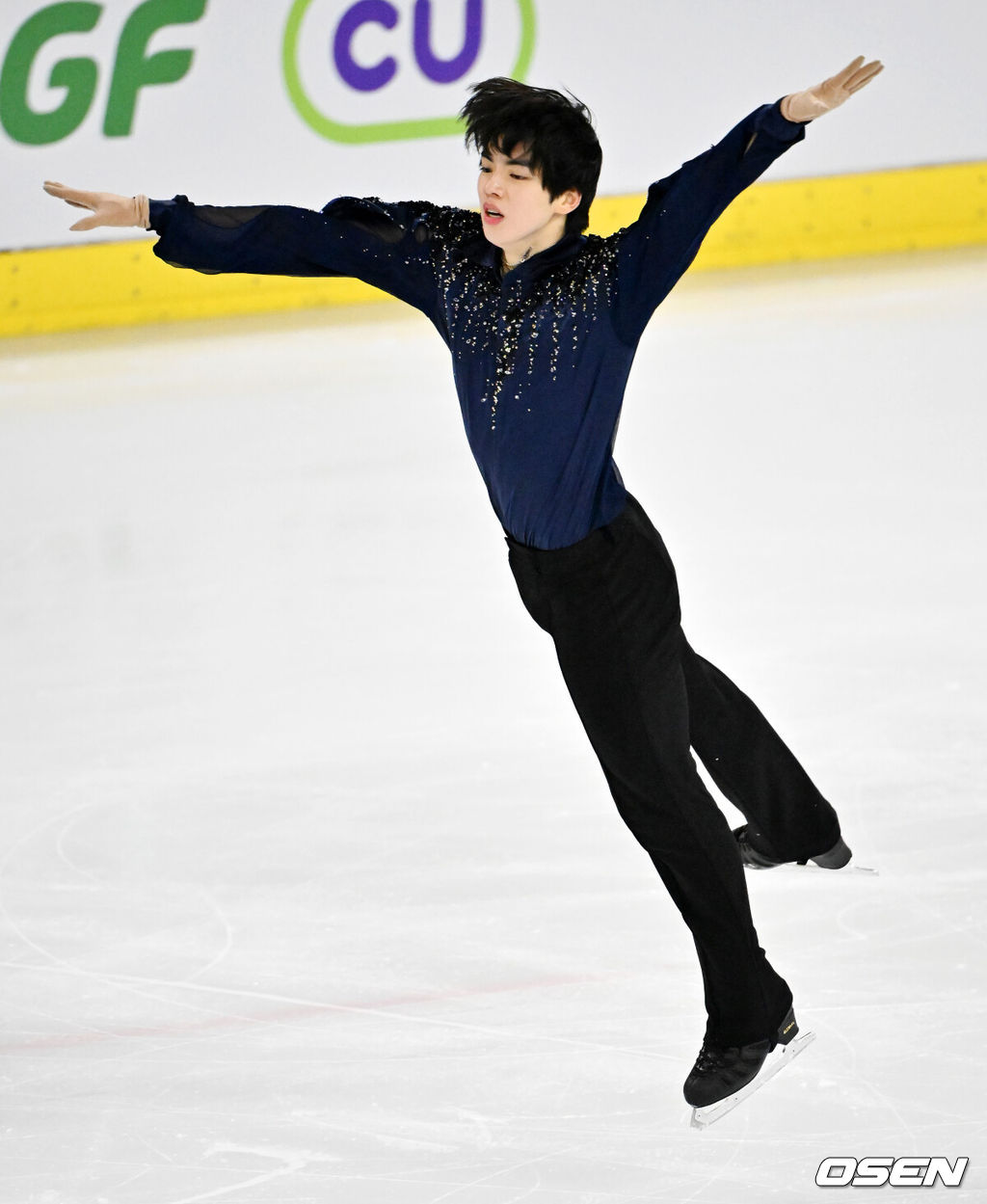 3일 오후 서울 양천구 목동아이스링크장에서 ‘제80회 전국남녀 피겨스케이팅 종합선수권대회’가 열렸다.지난해 11월 국가대표 1차 선발전을 치른 피겨스케이팅은 피겨스케이팅 국가대표 최종 선발전을 겸한 이번 대회 성적까지 합산해 남녀 싱글 부문 각각 상위 2명, 아이스댄스 1개 팀에 다음달 열리는 2026 밀라노·코르티나담페초 동계올림픽 출전 티켓을 부여한다.남자 시니어 차준환이 빙판 위에서 싱글 연기를 펼치고 있다. 2026.01.03 / rumi@osen.co.kr