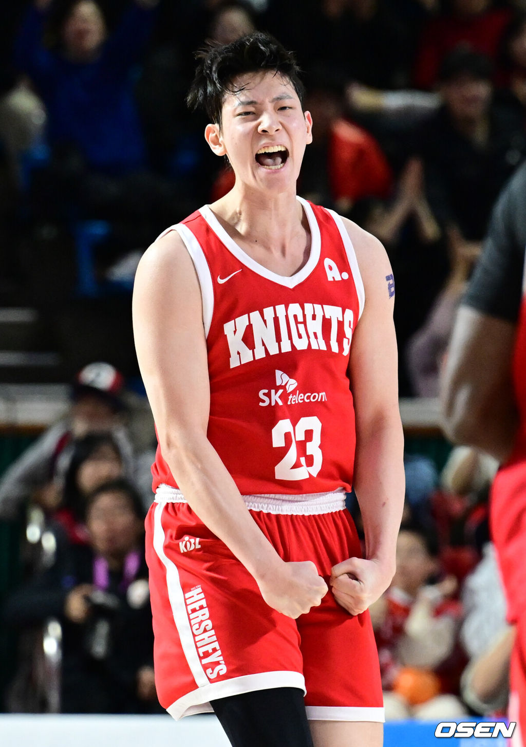 3일 오후 서울 잠실 학생체육관에서 ‘2025-2026 LG전자 프로농구’ 서울 SK와 안양 정관장의 경기가 열렸다.홈팀 서울 SK는 15승 12패로 5위, 방문팀 안양 정관은 18승 9패로 2위를 기록 중이다.4쿼터 SK 김형빈이 3점슛을 넣은 뒤 포효하고 있다. 2026.01.03 /cej@osen.co.kr