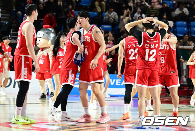 [OSEN=잠실학생체, 조은정 기자] 3일 오후 서울 잠실 학생체육관에서 ‘2025-2026 LG전자 프로농구’ 서울 SK와 안양 정관장의 경기가 열렸다.홈팀 서울 SK는 안양 정관장을 78-74로 꺾었다.SK가 승리를 기뻐하고 있다. 2026.01.03 /cej@osen.co.kr