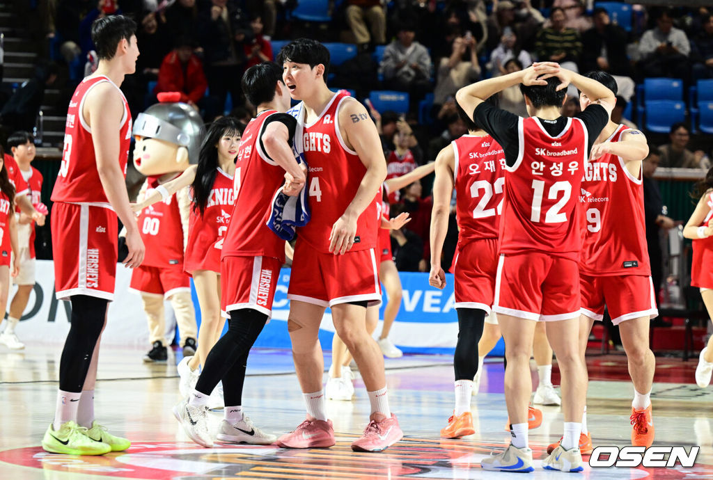 3일 오후 서울 잠실 학생체육관에서 ‘2025-2026 LG전자 프로농구’ 서울 SK와 안양 정관장의 경기가 열렸다.홈팀 서울 SK는 안양 정관장을 78-74로 꺾었다.SK가 승리를 기뻐하고 있다. 2026.01.03 /cej@osen.co.kr