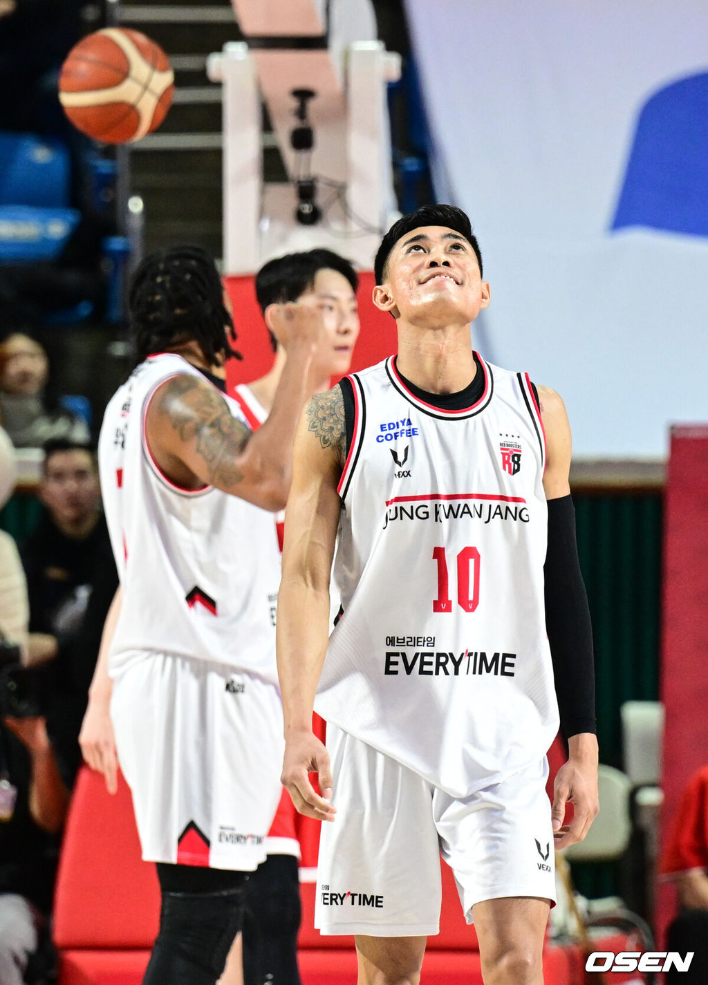 3일 오후 서울 잠실 학생체육관에서 ‘2025-2026 LG전자 프로농구’ 서울 SK와 안양 정관장의 경기가 열렸다.홈팀 서울 SK는 안양 정관장을 78-74로 꺾었다.정관장 아반도가 경기 종료까지 1초를 남겨둔 73-76으로 뒤지고 있는 상황에서 파울 자유투 3개 중 1개 만을 성공한 뒤 아쉬워하고 있다. 2026.01.03 /cej@osen.co.kr