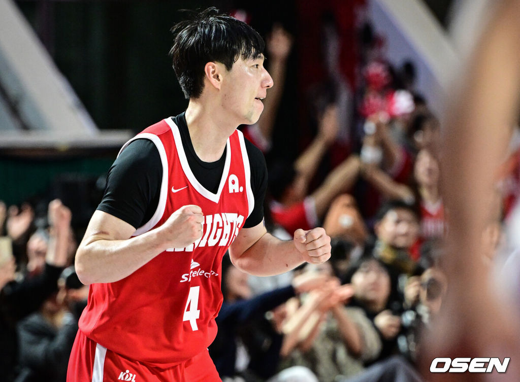 3일 오후 서울 잠실 학생체육관에서 ‘2025-2026 LG전자 프로농구’ 서울 SK와 안양 정관장의 경기가 열렸다.홈팀 서울 SK는 15승 12패로 5위, 방문팀 안양 정관은 18승 9패로 2위를 기록 중이다.4쿼터 SK 김낙현이 3점슛을 성공한 뒤 기뻐하고 있다. 2026.01.03 /cej@osen.co.kr