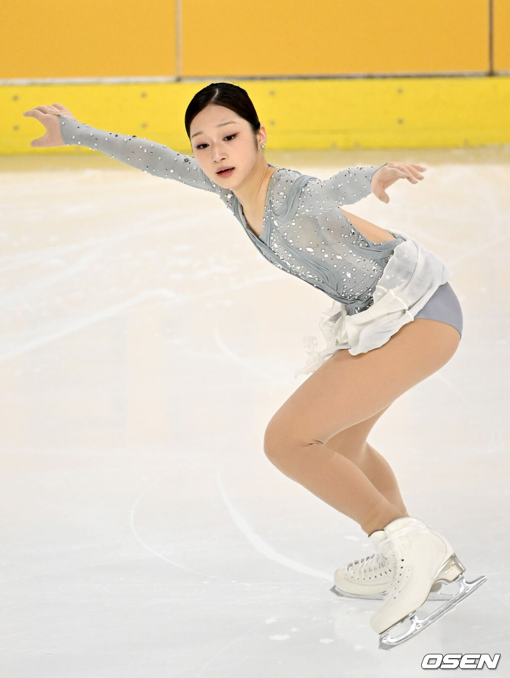 3일 오후 서울 양천구 목동아이스링크장에서 ‘제80회 전국남녀 피겨스케이팅 종합선수권대회’가 열렸다.지난해 11월 국가대표 1차 선발전을 치른 피겨스케이팅은 피겨스케이팅 국가대표 최종 선발전을 겸한 이번 대회 성적까지 합산해 남녀 싱글 부문 각각 상위 2명, 아이스댄스 1개 팀에 다음달 열리는 2026 밀라노·코르티나담페초 동계올림픽 출전 티켓을 부여한다.여자 시니어 신지아가 빙판 위에서 싱글 연기를 펼치고 있다. 2026.01.03 / rumi@osen.co.kr