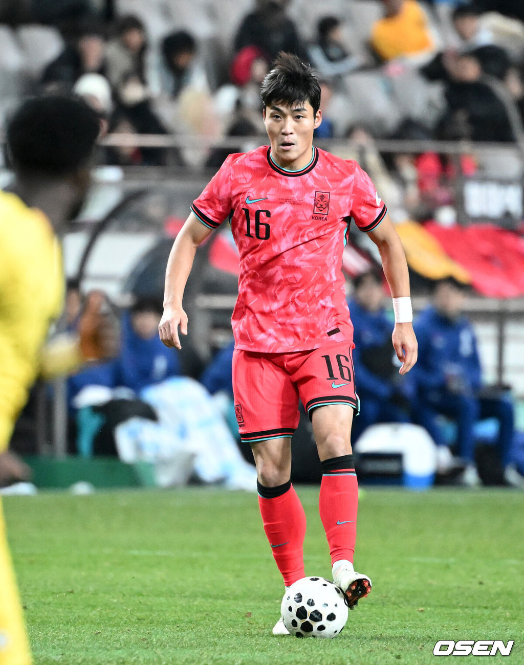 홍명보호가 어려운 경기 끝에 2025년 마지막 A매치를 승리로 장식했다.홍명보 감독이 이끄는 한국 축구대표팀은 18일 오후 8시 서울월드컵경기장에서 열린 11월 A매치 두 번째 친선경기에서 '아프리카 강호' 가나를 상대로 1-0 승리했다.내달 2026 국제축구연맹(FIFA) 북중미 월드컵 조 추첨을 앞두고 열리는 마지막 평가전이었다. 한국은 가나까지 잡아내면서 사상 최초로 월드컵 포트 2를 확정하게 됐다.전반 대한민국 박진섭이 드리블 돌파를 하고 있다. 2025.11.18 /sunday@osen.co.kr