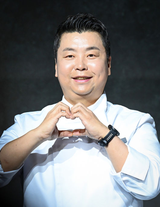 넷플릭스 예능 '흑백요리사: 요리 계급 전쟁2' 제작발표회가 17일 오전 서울 종로구 JW 메리어트 동대문 스퀘어 서울에서 열렸다.'흑백요리사2'는 오직 맛으로 계급을 뒤집으려는 재야의 고수 '흑수저' 셰프들과 이를 지키려는 대한민국 최고 수준의 스타 셰프 '백수저'들이 펼치는 요리 서바이벌 예능이다. 시즌1에 이어 백종원과 안성재 셰프가 심사위원으로 합류했다.셰프 정호영이 포즈를 취하고 있다. 2025.12.17 /cej@osen.co.kr