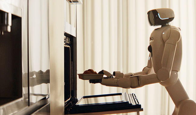 LG 클로이드가 크루아상을 오븐에 넣으며 식사를 준비하는 모습.