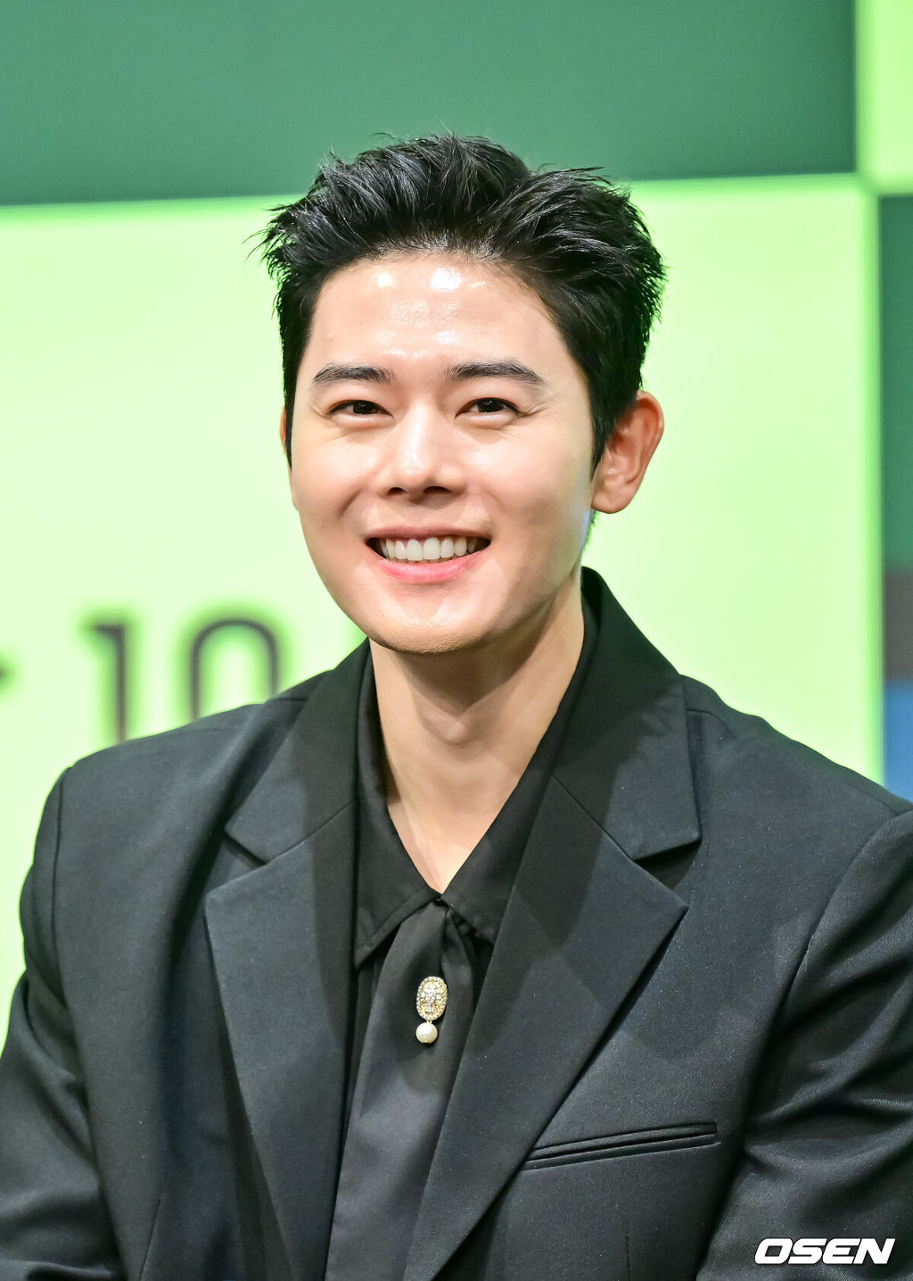 7일 오후 서울 신도림 디큐브시티 내 더 세인트에서 지니 TV 오리지널 드라마 ‘신병3’(연출 민진기·조제욱, 극본 윤기영·강고은, 원작 장삐쭈, 기획 KT 스튜디오 지니, 제작 에이투지엔터테인먼트·스토리아일랜드) 제작발표회가 진행됐다.뜨거운 기대 속 세 번째 이야기로 돌아온 ‘신병3’는 예측 불허 두 신병의 전입과 역대급 빌런의 복귀로 비상이 걸린 신화부대, 상병 진급을 앞두고 꼬여버린 박민석(김민호 분)의 난이도 급상승한 군생활을 그린다. 배우 김동준이 미소 짓고 있다. 2025.04.07 / soul1014@osen.co.kr