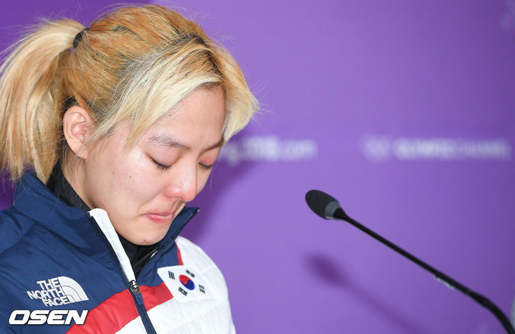 20일 오후 강원도 강릉 아이스아레나 오벌 기자회견장에서 열린 '2018 평창 동계 올림픽 여자 스피드 스케이팅 팀추월 파문 긴급 기자회견에서 김보름이 생각에 잠겨 있다.이날 기자회견에는 백철기 감독 및 팀 추월 선수들이 참석했다. 하지만 팀 추월 왕따 당사자로 알려진 노선영은 긴급 기자회견에 참석하지 않았다.  파문의 주인공인 김보름이 참석했다.팀 추월의 파문은 전 날 일어났다. 김보름, 박지우, 노선영은 지난 19일 밤 강릉 스피드스케이트 경기장서 열린 여자 팀추월 준준결승서 3분 03초 76로 결승선을 통과했다.대표팀은 8개팀 중 7위에 그쳐 준결승 진출에 실패했다. 문제는 성적표가 아니었다. 경기 내용과 끝난 뒤의 행동이 물음표를 남겼다.김보름과 박지우는 노선영보다 한참 먼저 결승점에 들어오면서 논란이 됐다. 최종 3번째 주자의 기록으로 성적을 매기는 팀추월의 종목 특성상 드문 장면이었다. / rumi@osen.co.kr