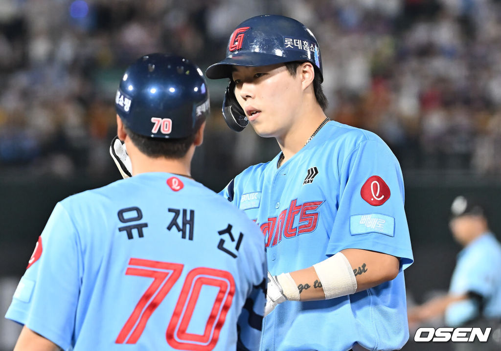 16일 부산 사직야구장에서 2025 신한 SOL 뱅크 KBO 리그 롯데 자이언츠와 삼성 라이온즈의 경기가 열렸다. 홈팀 롯데는 박세웅이, 방문팀 삼성은 최원태가 선발 출전했다.롯데 자이언츠 고승민이 5회말 2사 1,2루 우익수 앞 1타점 안타를 치고 세리머니를 하고 있다. 2025.08.16 / foto0307@osen.co.kr