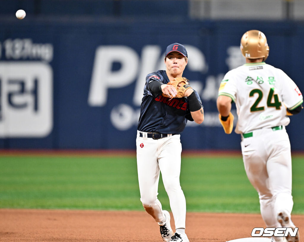 23일 오후 서울 고척스카이돔에서 ‘2025 신한 SOL Bank KBO리그’ 키움 히어로즈와 롯데 자이언츠의 경기가 열렸다.이날 키움은 하영민, 롯데는 박세웅을 선발로 내세웠다.6회초 무사 주자 1루 키움 임지열의 유격수 앞 병살타때 롯데 2루수 고승민이 2루에서 송성문을 포스아웃 시킨 후 1루로 송구하고 있다. 2025.07.23 / rumi@osen.co.kr