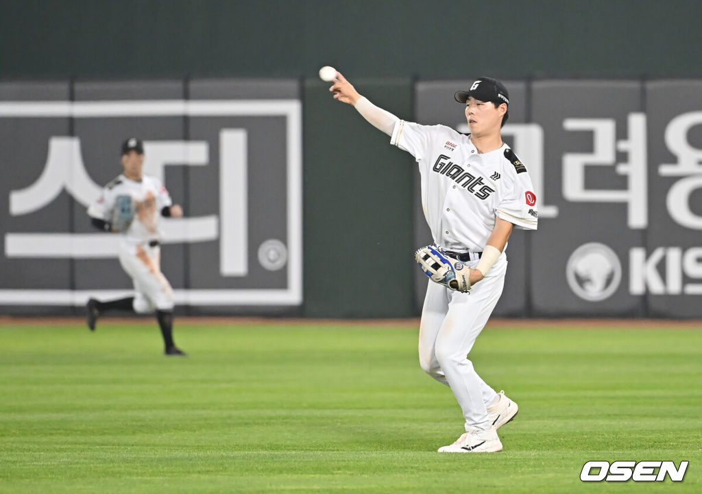 27일 부산 사직야구장에서 2025 신한 SOL 뱅크 KBO 리그 롯데 자이언츠와 KT 위즈의 경기가 열렸다. 홈팀 롯데는 이민석이, 방문팀 삼성은 고영표가 선발 출전했다.롯데 자이언츠 고승민이 우익수 수비를 하고 있다. 2025.06.27 / foto0307@osen.co.kr
