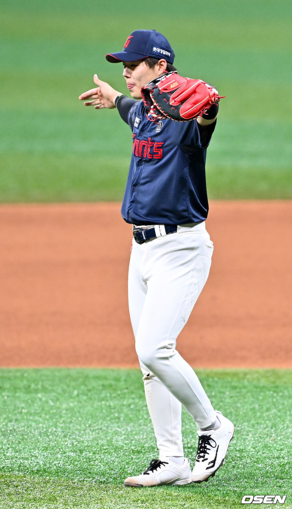 24일 오후 서울 고척스카이돔에서 ‘2025 신한 SOL Bank KBO리그’ 키움 히어로즈와 롯데 자이언츠의 경기가 열렸다.이 경기에서 롯데는 키움에 4-0으로 승리하며 2연승을 질주했다. 주중 3연전 위닝시리즈를 챙긴 롯데는 이날 승리로 시즌 50승 3무 42패 승률 .543을 기록하며 1위 한화, 2위 LG에 이어서 올 시즌 리그 세 번째로 50승을 달성했다. 고승민은 시즌 3호 홈런을 포함해 4타수 2안타 2타점 1득점으로 활약하며 결승타의 주인공이 됐다. 선발투수 알렉 감보아는 7이닝 2피안타 1볼넷 9탈삼진 무실점 호투로 시즌 7승을 수확했다.경기를 마치고 롯데 고승민이 승리의 기쁨을 나누고 있다. 2025.07.24 / rumi@osen.co.kr