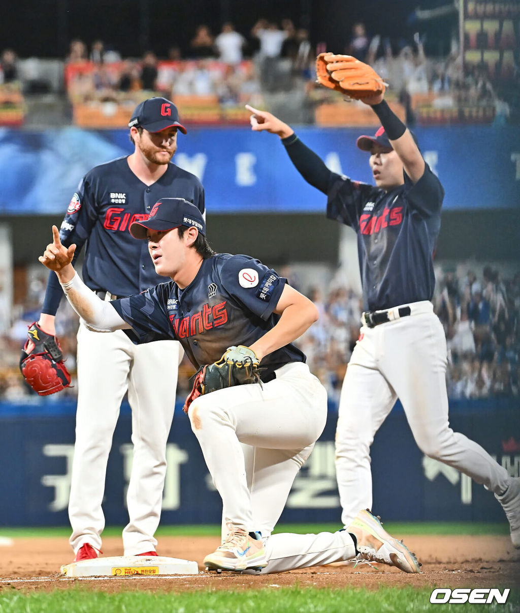 3일 대구삼성라이온즈파크에서 2024 신한 SOL 뱅크 KBO 리그 삼성 라이온즈와 롯데 자이언츠의 경기가 열렸다. 홈팀 삼성은 코너가 방문팀 롯데는 반즈가 선발 출전했다. 롯데 자이언츠 나승엽과 고승민이 7회말 2사 3루 삼성 라이온즈 김지찬의 1루 땅볼때 세이프 판정이 나자 베이스 터치와 관련해 비디오 판독을 요구하고 있다. 결과는 아웃. 2024.09.03 / foto0307@osen.co.kr