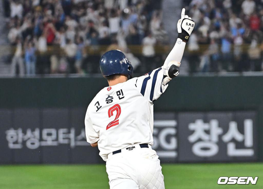 21일 부산 사직야구장에서 2025 신한 SOL 뱅크 KBO 리그 롯데 자이언츠와 LG 트윈스의 경기가 열렸다. 홈팀 롯데는 나균안이, 방문팀 LG는 임찬규가 선발 출전했다.롯데 자이언츠 고승민이 8회말 2사 1루 우월 동점 2점 홈런을 치고 세리머니를 하고 있다. 2025.05.21 / foto0307@osen.co.kr
