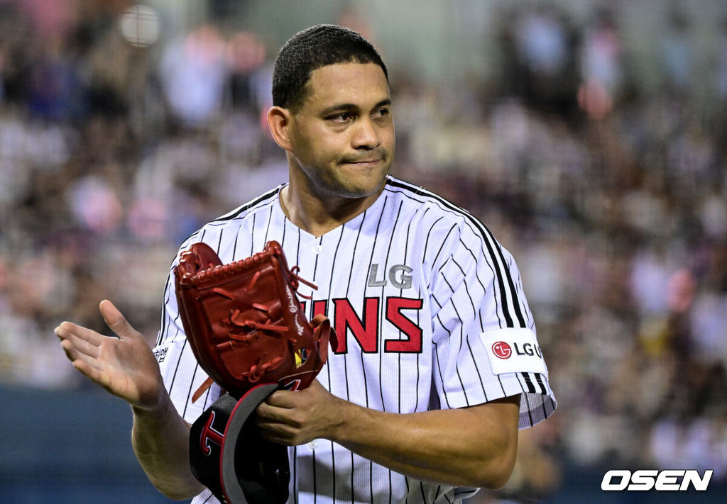 11일 오후 서울 잠실구장에서 ‘2025 신한 SOL Bank KBO리그’ LG 트윈스와 KT 위즈의 경기가 열렸다.홈팀 LG는 치리노스, 방문팀 KT는 헤이수스를 선발로 내세웠다.7회초 무사 1,2루에서 LG 치리노스가 교체되고 있다. 2025.09.11 /cej@osen.co.kr