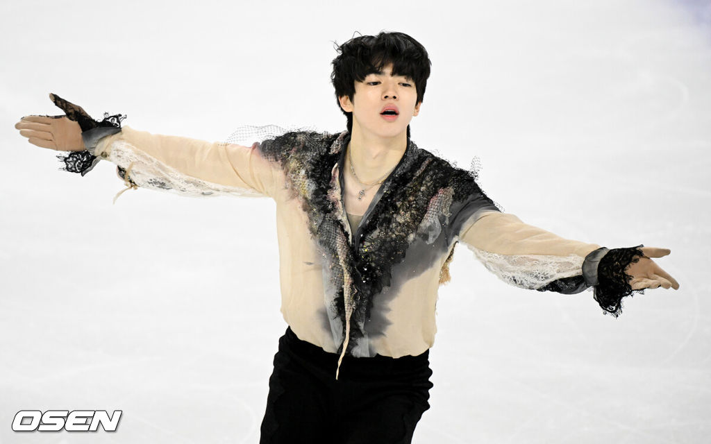 4일 서울 양천구 목동아이스링크장에서 ‘제80회 전국남녀 피겨스케이팅 종합선수권대회’가 열렸다.지난해 11월 국가대표 1차 선발전을 치른 피겨스케이팅은 피겨스케이팅 국가대표 최종 선발전을 겸한 이번 대회 성적까지 합산해 남녀 싱글 부문 각각 상위 2명, 아이스댄스 1개 팀에 다음달 열리는 2026 밀라노·코르티나담페초 동계올림픽 출전 티켓을 부여한다.차준환이 남자 시니어 싱글 프리 프로그램 연기를 펼치고 있다. 2026.01.04 /cej@osen.co.kr