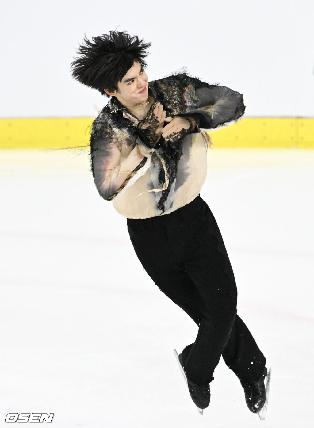 4일 서울 양천구 목동아이스링크장에서 ‘제80회 전국남녀 피겨스케이팅 종합선수권대회’가 열렸다.지난해 11월 국가대표 1차 선발전을 치른 피겨스케이팅은 피겨스케이팅 국가대표 최종 선발전을 겸한 이번 대회 성적까지 합산해 남녀 싱글 부문 각각 상위 2명, 아이스댄스 1개 팀에 다음달 열리는 2026 밀라노·코르티나담페초 동계올림픽 출전 티켓을 부여한다.차준환이 남자 시니어 싱글 프리 프로그램 연기를 펼치고 있다. 2026.01.04 /cej@osen.co.kr