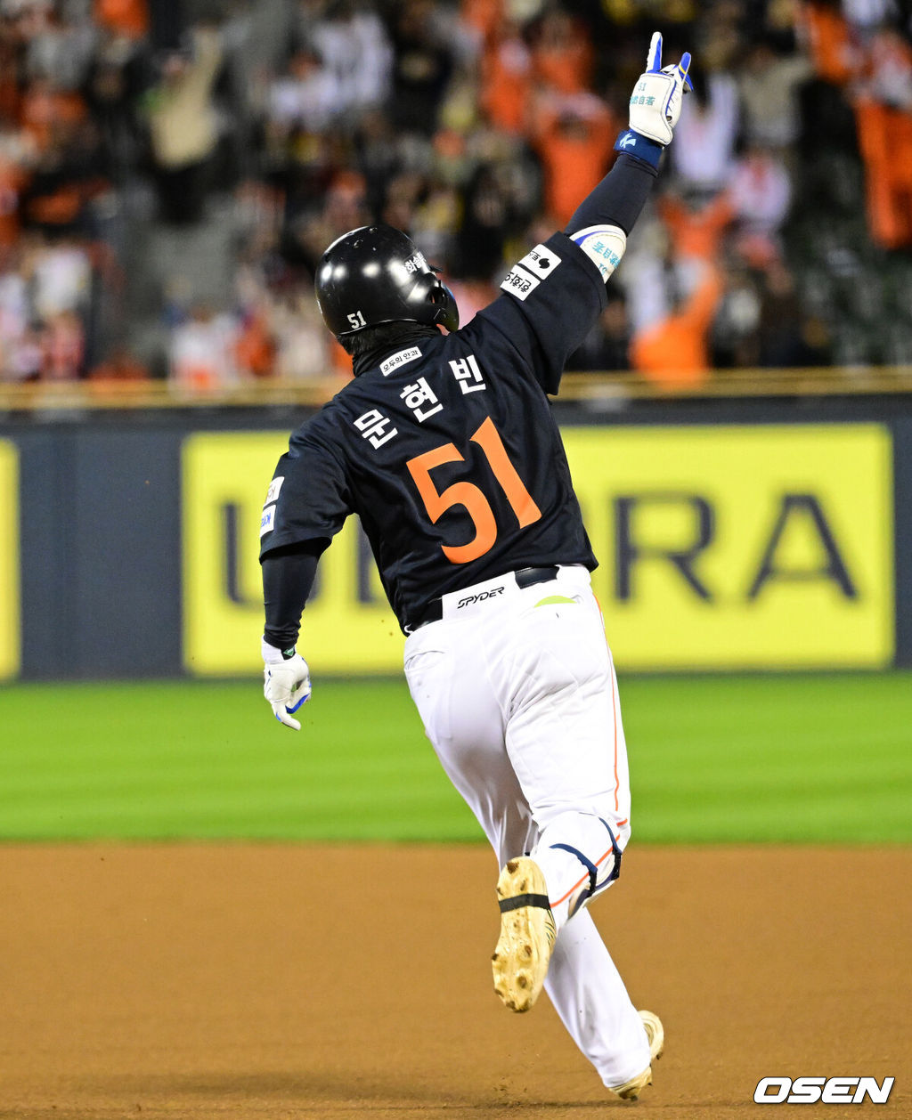 27일 오후 서울 잠실야구장에서 2025 신한 SOL Bank KBO리그 포스트시즌 한국시리즈 2차전 LG 트윈스와 한화 이글스의 경기가 열렸다.LG는 임찬규, 한화는 류현진을 선발 투수로 내세웠다.1회초 1사 1루에서 한화 문현빈이 우월 투런 홈런을 치고 환호하고 있다. 2025.10.27 /sunday@osen.co.kr