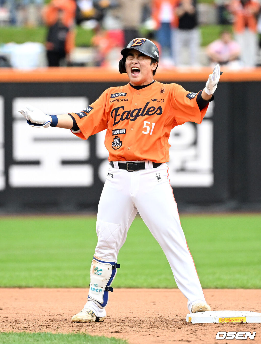 18일 오후 대전 한화생명볼파크에서 2025 신한 SOL Bank KBO리그 포스트시즌 플레이오프 1차전 한화 이글스와 삼성 라이온즈의 경기가 열렸다.한화는 폰세, 삼성은 가라비토를 선발 투수로 내세웠다.2회말 2사 만루에서 한화 문현빈이 우월 3타점 적시 2루타를 치고 환호하고 있다. 2025.10.18 /sunday@osen.co.kr