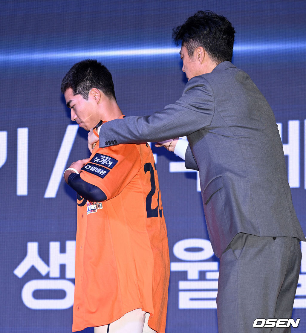 17일 오후 7일 오후 서울 롯데호텔 월드에서 ‘2026 KBO 신인 드래프트’가 열렸다.이번 드래프트는 전면 드래프트 방식으로 총 11라운드에 걸쳐 진행된다. 대상자는 총 1천261명으로, 고등학교 졸업 예정자 930명, 대학교 졸업 예정자 216명, 얼리 드래프트 신청자 51명, 해외 아마추어·프로 출신 선수 19명이다. 이 중 최대 110명이 KBO 10개 구단의 부름을 받게 된다.한화에 지명된 유신고 오재원이 기념촬영을 하고 있다. 2025.09.17 /sunday@osen.co.kr