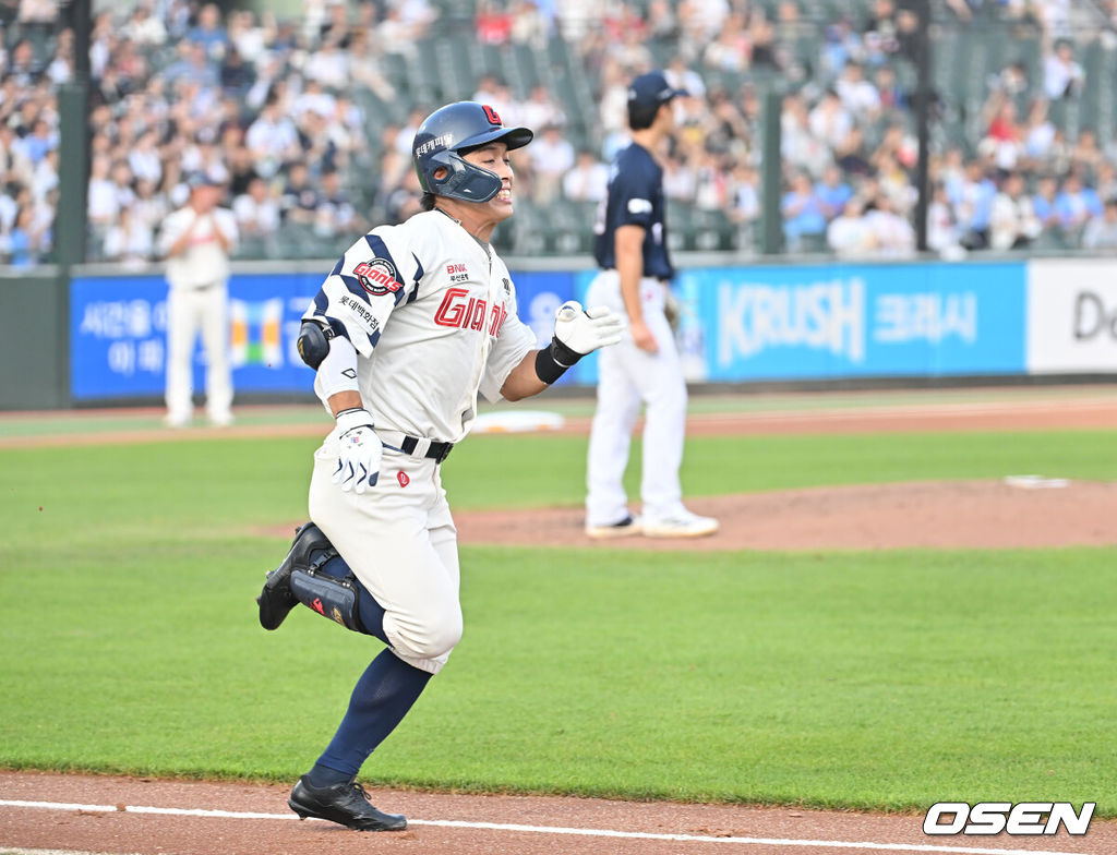 8일 부산 사직야구장에서 2025 신한 SOL 뱅크 KBO 리그 롯데 자이언츠와 두산 베어스의 경기가 열렸다. 홈팀 롯데는 홍민기가, 방문팀 두산은 최민석이 선발 출전했다.롯데 자이언츠 황성빈이 부상 복위 후 선발 출전해 1회말 유격수 왼쪽 내야 안타를 치고 1루로 쇄도하고 있다. 2025.07.08 / foto0307@osen.co.kr