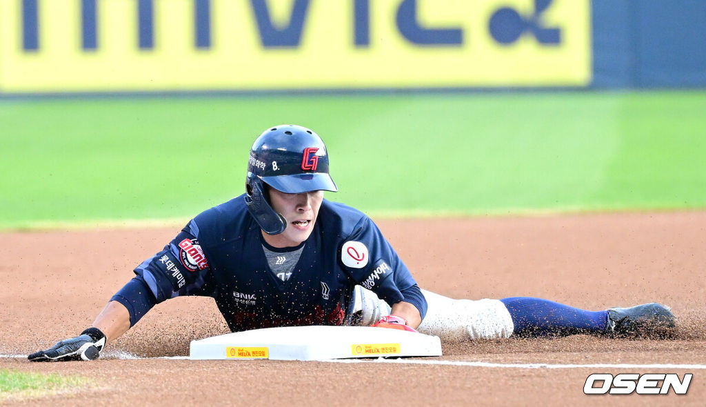 21일 서울 잠실야구장에서 ‘2025 신한 SOL Bank KBO리그’ LG 트윈스와 롯데 자이언츠의 경기가 열렸다.홈팀 LG는 요니 치리노스, 방문팀 롯데는 이민석을 선발로 내세웠다.1회초 무사 1, 2루 상황 롯데 고승민 타석 때 2루 주자 황성빈이 3루 도루에 성공하고 있다. 2025.08.21 / dreamer@osen.co.kr