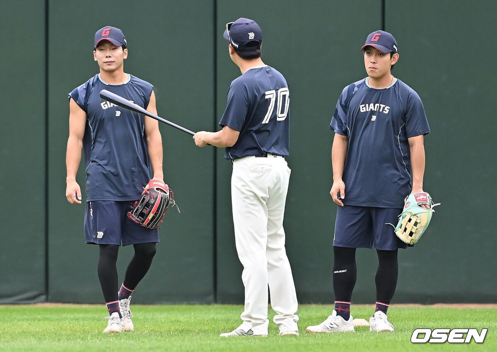 10일 부산 사직야구장에서 2025 신한 SOL 뱅크 KBO 리그 롯데 자이언츠와 한화 이글스의 경기가 열렸다. 홈팀 롯데는 감보아가, 방문팀 한화는 류현진이 선발 출전했다.롯데 자이언츠 장두성과 황성빈이 유재신 코치와 얘기하고 있다. 2025.09.10 / foto0307@osen.co.kr
