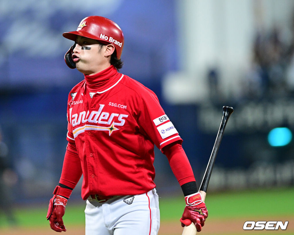 14일 대구 삼성라이온즈파크에서 ‘2025 신한 SOL뱅크 KBO리그’ 준플레이오프(5전 3선승제) 4차전 삼성 라이온즈와 SSG 랜더스의 경기가 열렸다.삼성은 아리엘 후라도, SSG는 김광현을 선발로 내세웠다.2회초 1사 주자없는 상황 SSG 최지훈이 중견수 뜬공으로 물러나며 아쉬워하고 있다. 2025.10.14 / dreamer@osen.co.kr