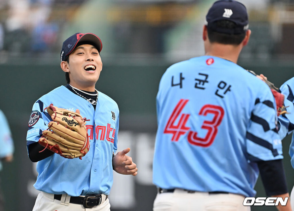 8일 부산 사직야구장에서 2025 신한 SOL 뱅크 KBO 리그 롯데 자이언츠와 SSG 랜더스의 경기가 열렸다. 홈팀 롯데는 나균안이, 방문팀 SSG는 최민준이 선발 출전했다.롯데 자이언츠 황성빈이 1회초 SSG 랜더스 에레디아의 타구를 잡고 나균안을 보며 활짝 웃고 있다. 2025.08.08 / foto0307@osen.co.kr