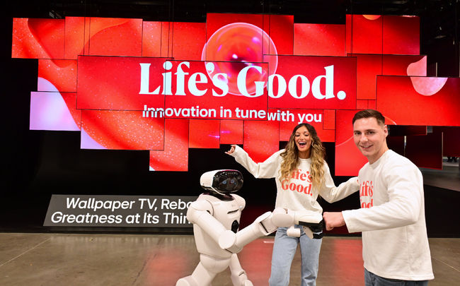 홈 로봇 'LG 클로이드'와 모델들이 초대형 오브제 앞에서 다양한 포즈를 취하고 있다.