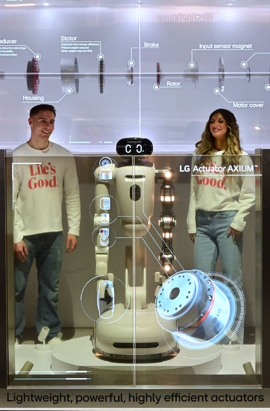 클로이드와 액추에이터 악시움을 투명 OLED 디스플레이로 소개하는 모습.