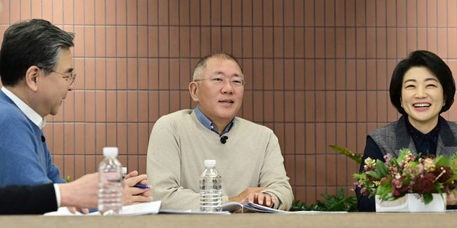 현대차그룹 2025년 신년회에서 그룹 임직원들에게 AI의 중요성 및 그룹의 강점, AI 기술 내재화 필요성을 강조하고 있는 정의선 회장. 사진 왼쪽부터 현대차그룹 장재훈 부회장, 현대차그룹 정의선 회장, 현대차그룹 김혜인 부사장.