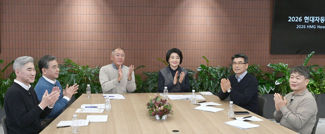 왼쪽부터 현대차그룹 성 김 사장, 현대차그룹 장재훈 부회장, 현대차그룹 정의선 회장, 현대차그룹 김혜인 부사장, 기아 송호성 사장, 현대모비스 이규석 사장.