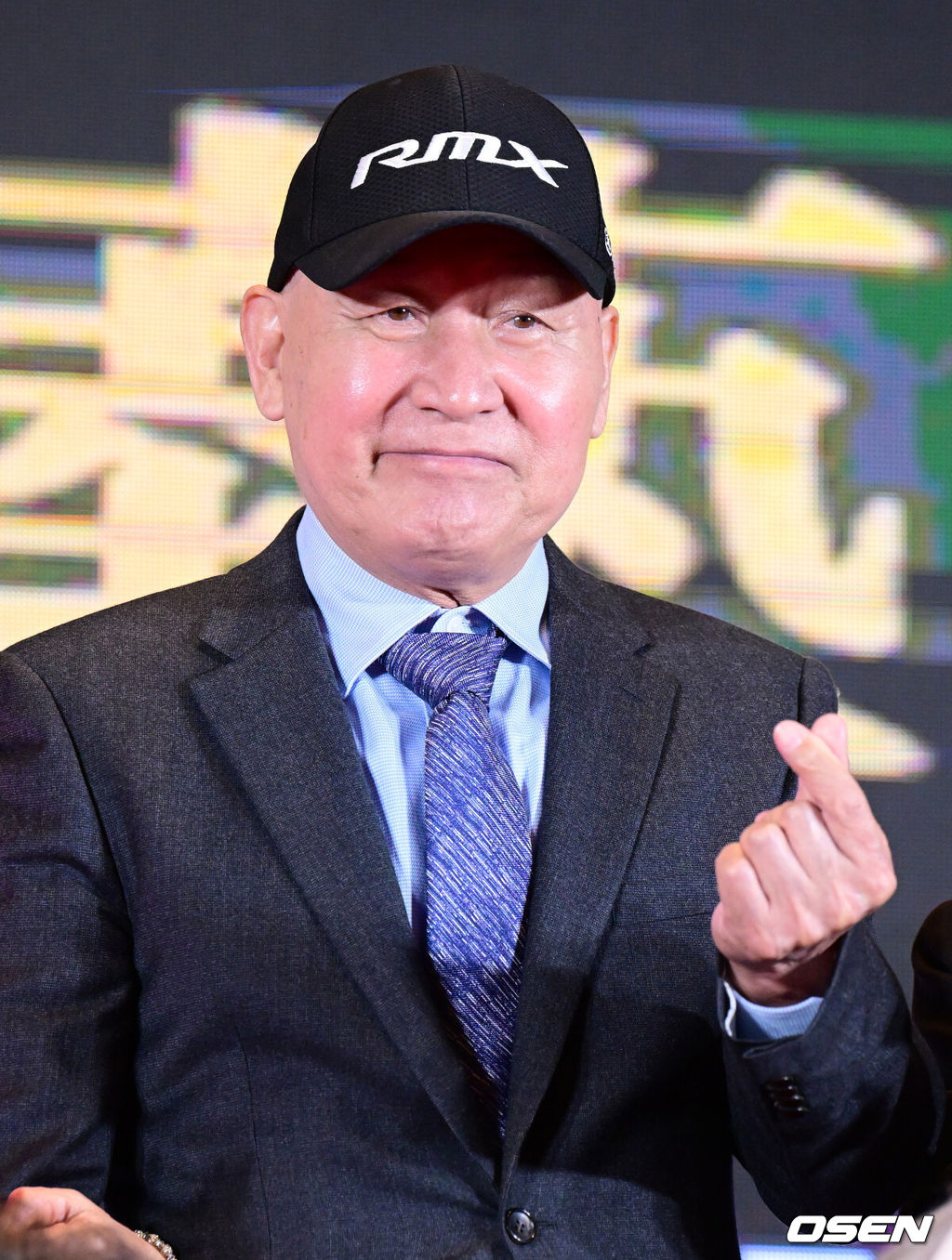 20일 오후 서울 강동구 고덕동 스테이지28에서 신영균예술문화재단 제12회 아름다운예술인상 시상식이 열렸다.배우 안성기가 기념촬영을 하며 미소짓고 있다. 2022.10.20 /jpnews@osen.co.kr