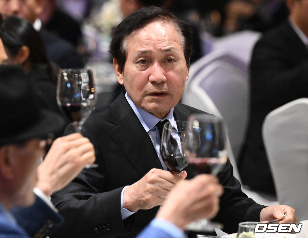 제13회 아름다운예술인상 시상식이 24일 서울 강동구 스테이지 28에서 열렸다.배우 안성기가 건배를 하고 있다. 2023.10.24 /cej@osen.co.kr