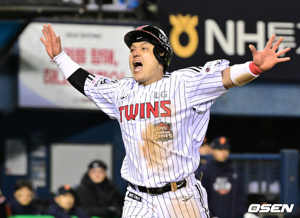 27일 오후 서울 잠실야구장에서 2025 신한 SOL Bank KBO리그 포스트시즌 한국시리즈 2차전 LG 트윈스와 한화 이글스의 경기가 열렸다.LG는 임찬규, 한화는 류현진을 선발 투수로 내세웠다.2회말 1사 2,3루에서 LG 구본혁의 우중간 2타점 적시타 때 홈을 밟은 박동원이 환호하고 있다. 2025.10.27 /sunday@osen.co.kr