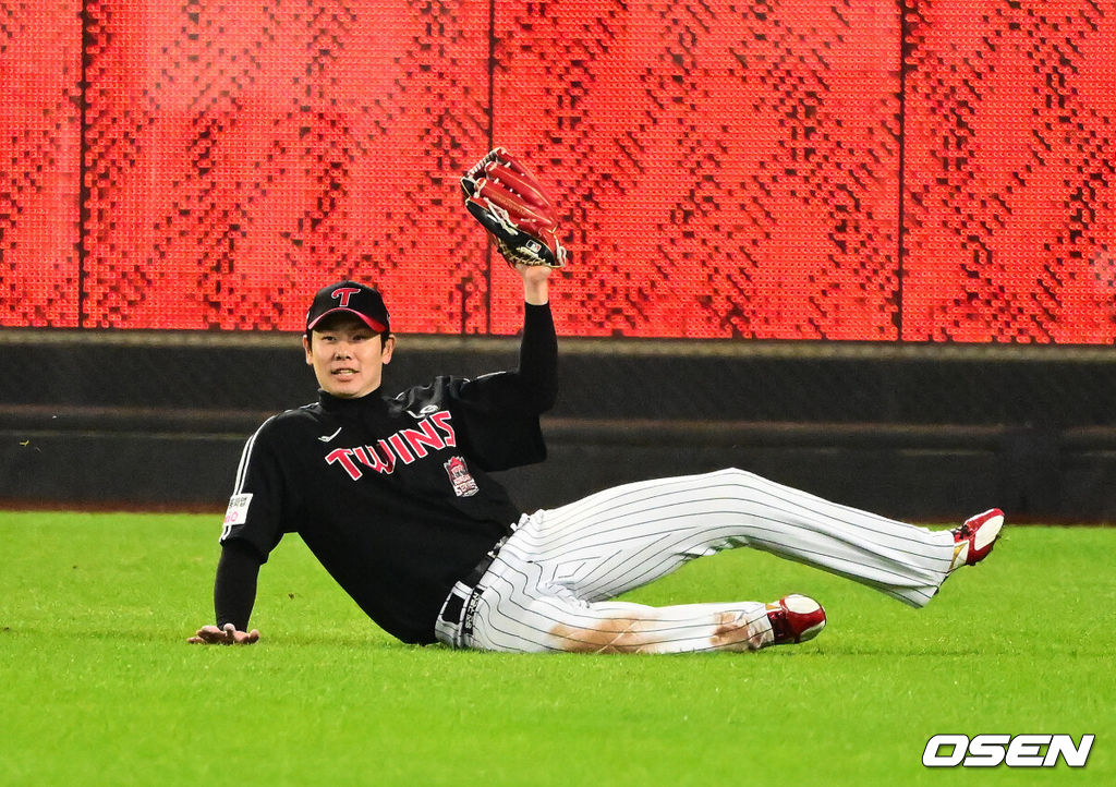 29일 대전시 중구 부사동 대전한화생명볼파크에서 2025 신한 SOL Bank KBO리그 포스트시즌 한국시리즈 3차전 한화 이글스와 LG 트윈스의 경기가 진행됐다.이날 경기에 한화는 폰세를, LG는 손주영을 선발투수로 내세웠다. 6회말 무사에서 LG 홍창기가 한화 리베라토의 안타성 타구를 처리하고 있다. 2025.10.29 /jpnews@osen.co.kr