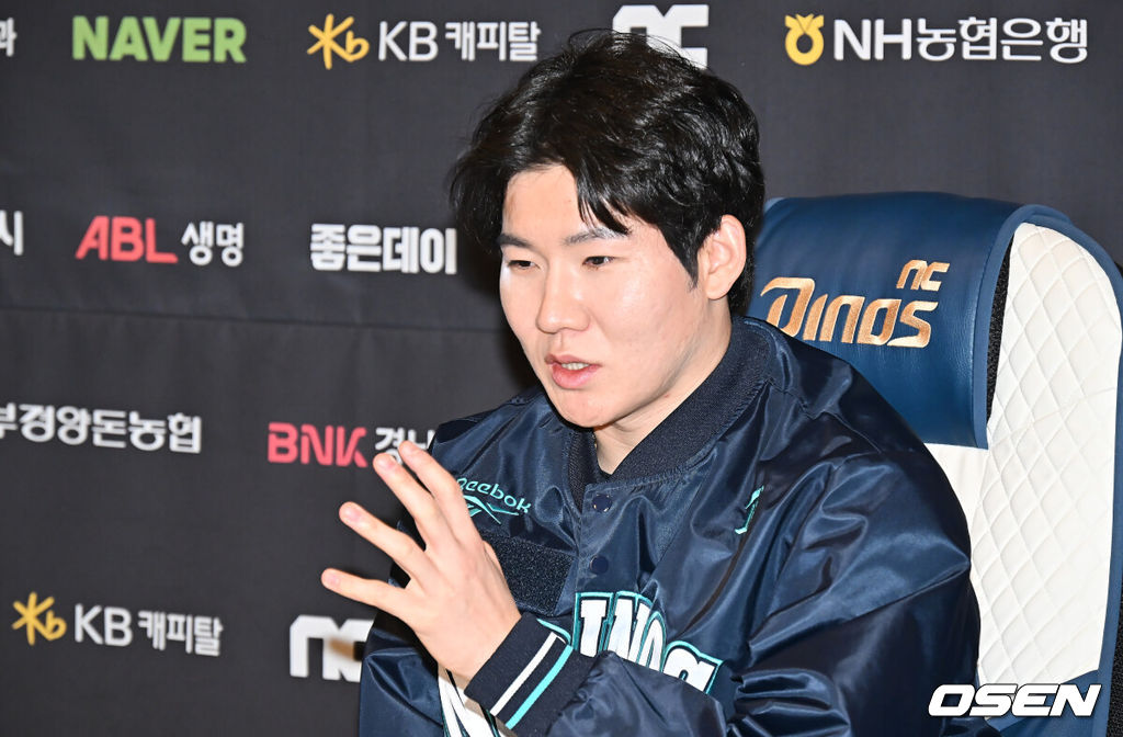 NC 다이노스가 5일 마산야구센터 올림픽기념관 공연장에서 2026년 신년회를 개최한다.이번 신년회에는 이진만 대표이사, 임선남 단장, 이호준 감독, 공필성 퓨처스 감독, 주장 박민우를 비롯해 선수, 코칭스태프, 임직원 등 200명이 참가한다.박민우가 기자들과 인터뷰를 갖고 있다. 2026.01.05 / foto0307@osen.co.kr