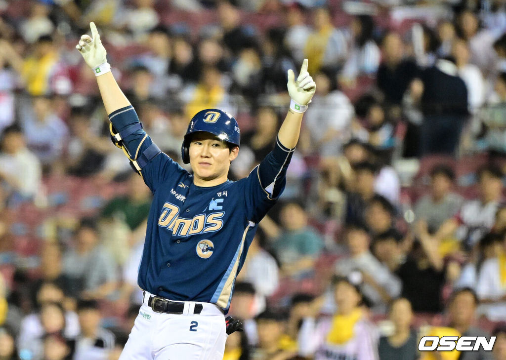 19일 오후 서울 잠실구장에서 ‘2025 신한 SOL Bank KBO리그’ LG 트윈스와 NC 다이노스의 경기가 열렸다.LG는 최채흥, NC는 신민재를 선발로 내세웠다7회초 2사 만루에서 NC 박민우가 2타점 우전 적시타를 날리며 기뻐하고 있다. 2025.06.19 /jpnews@osen.co.kr