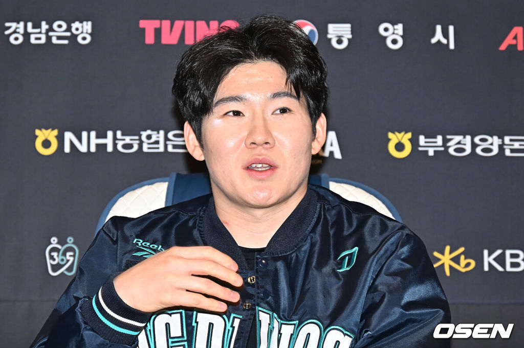 NC 다이노스가 5일 마산야구센터 올림픽기념관 공연장에서 2026년 신년회를 개최한다.이번 신년회에는 이진만 대표이사, 임선남 단장, 이호준 감독, 공필성 퓨처스 감독, 주장 박민우를 비롯해 선수, 코칭스태프, 임직원 등 200명이 참가한다.박민우가 기자들과 인터뷰를 갖고 있다. 2026.01.05 / foto0307@osen.co.kr