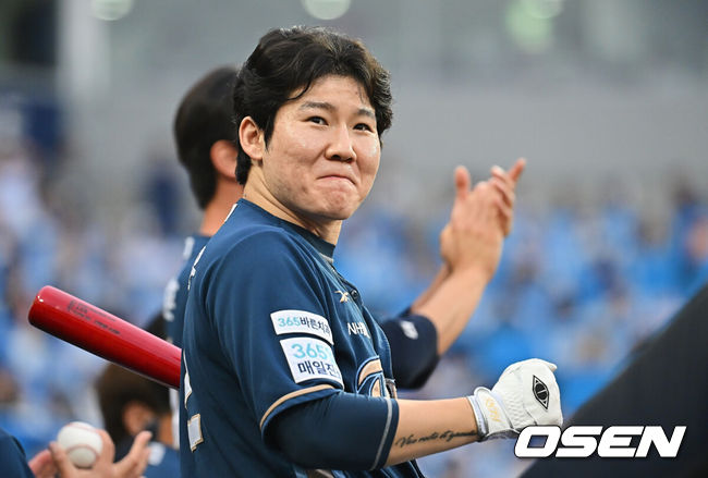 [OSEN=대구, 이석우 기자] 6일 대구 삼성라이온즈파크에서 2025 신한 SOL뱅크 KBO 와일드카드 결정전 삼성 라이온즈와 NC 다이노스의 경기가 열렸다. 홈팀 삼성은 후라도가 방문팀 NC는 구창모가 선발 투수로 출전했다.NC 다이노스 박민우가 8회말 무사 1루 삼성 라이온즈 이재현을 유격수 병살타로 잡자 주먹을 불끈 쥐고 있다. 2025.10.06 / foto0307@osen.co.kr