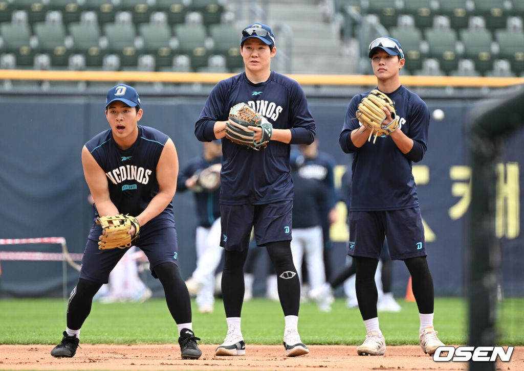 24일 오후 서울 잠실구장에서 2025 신한 SOL Bank KBO리그 두산 베어스와 NC 다이노스의 경기가 열린다.두산은 최원준을 NC는 라일리를 선발 투수로 내세웠다.NC 김휘집, 박민우, 정현창이 수비훈련을 하고 있다. 2025.05.24 /cej@osen.co.kr