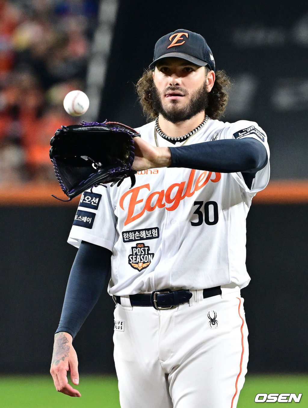 24일 오후 대전 한화생명볼파크에서 2025 신한 SOL Bank KBO리그 포스트시즌 플레이오프 5차전 한화 이글스와 삼성 라이온즈의 경기가 열렸다.한화는 코디 폰세, 삼성은 최원태를 선발 투수로 내세웠다.1회초 무사에서 한화 선발투수 폰세가 투구를 준비하고 있다. 2025.10.24 /sunday@osen.co.kr