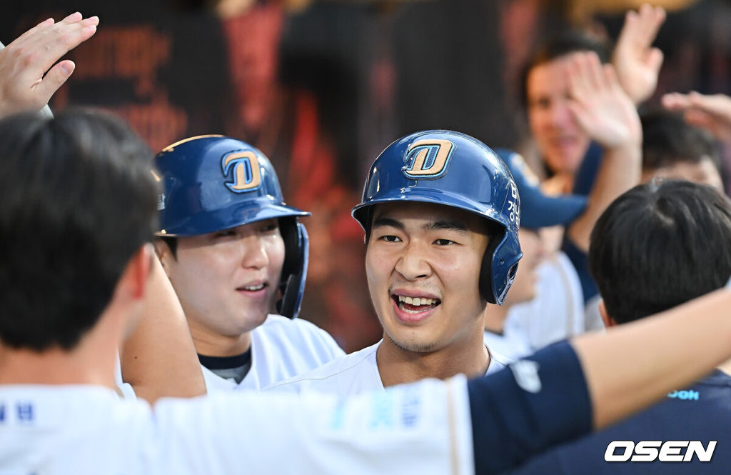 4일 창원NC파크에서 2025 신한 SOL 뱅크 KBO 리그 NC 다이노스와 SSG 랜더스의 경기가 열렸다. 홈팀 NC는 라일리가, 방문팀 SSG는 김광현이 선발 출전했다. NC 다이노스 김휘집이 2회말 무사 1,3루 좌월 3점 홈런을 치고 하이파이브를 하고 있다. 2025.10.04 / foto0307@osen.co.kr